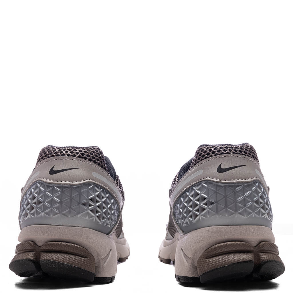 Zoom Vomero 5 College Grey Black Cave Stone