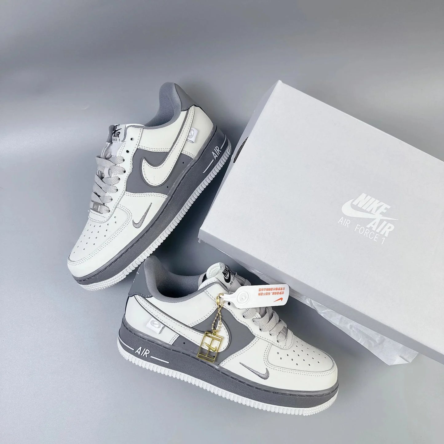 Nike Air Force 1 Gris Blanc Style Classique et Confort Premium
