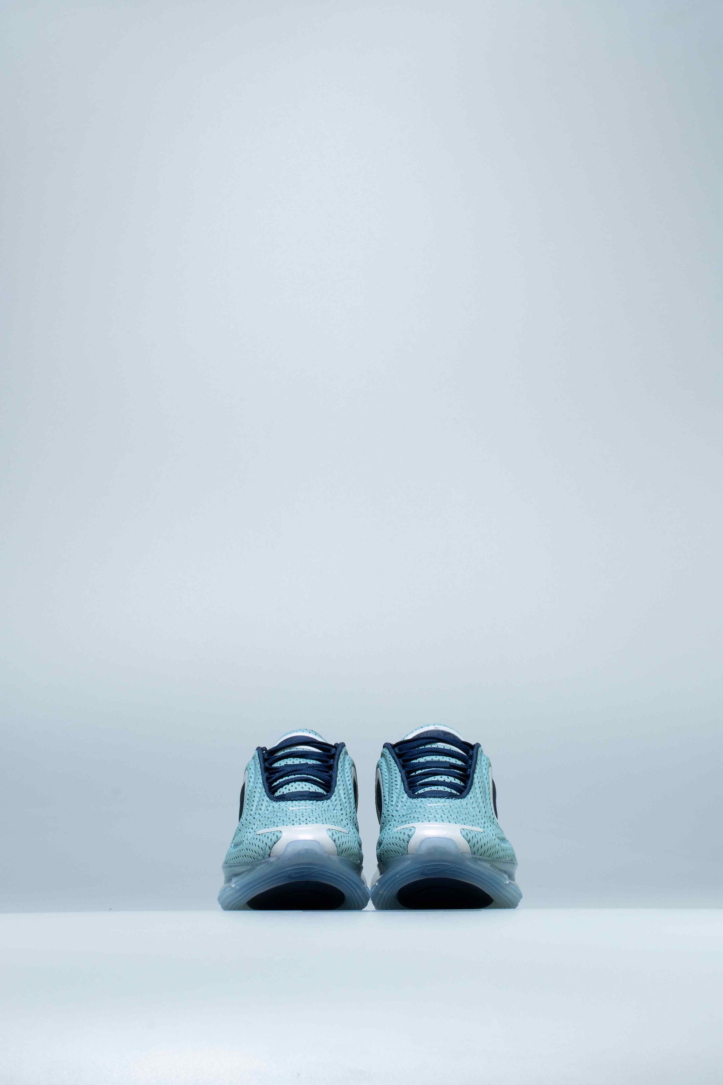 Air Max 720 Womens Shoe Metallic Silver Midnight