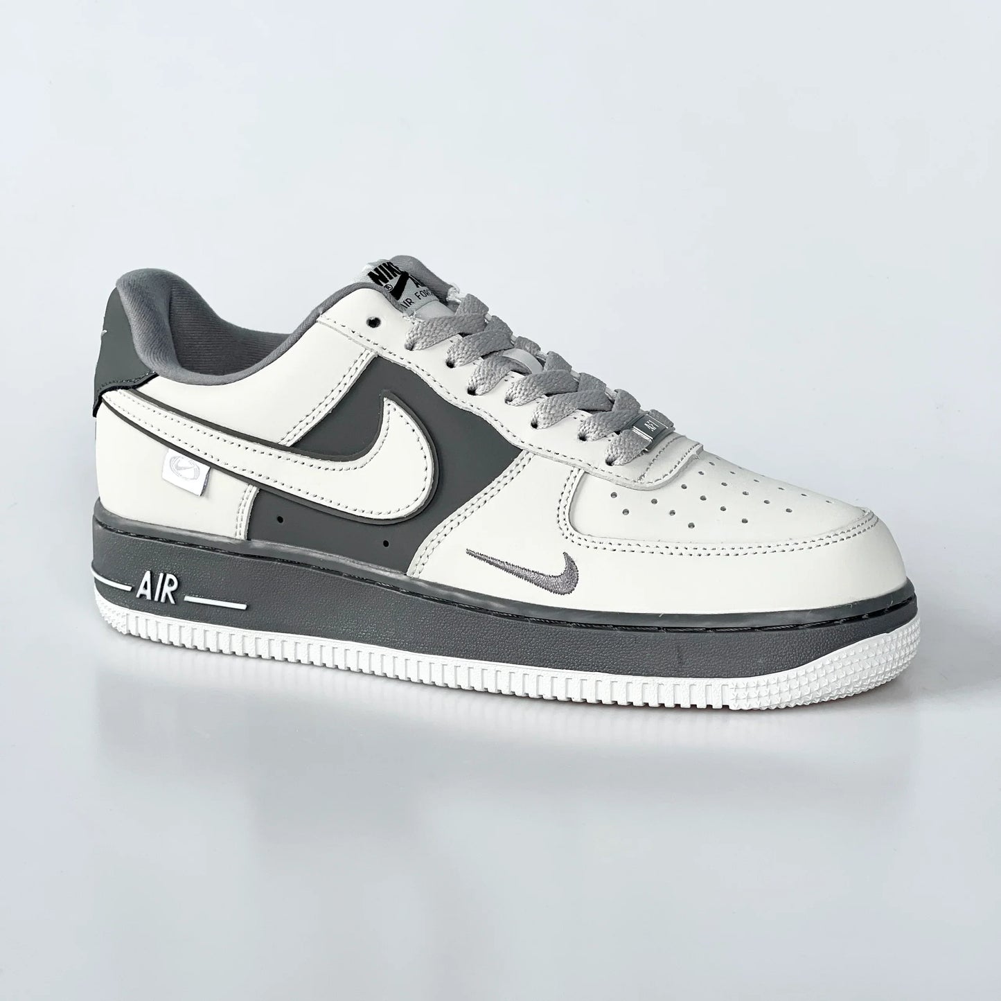 Nike Air Force 1 Gris Blanc Style Classique et Confort Premium