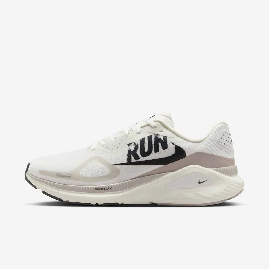 Chaussures de running blanches Nike à design graphique RUN