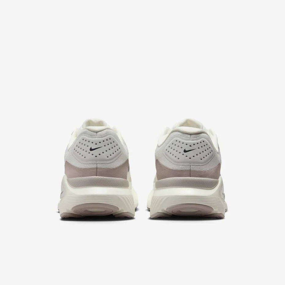 Chaussures de running blanches Nike à design graphique RUN